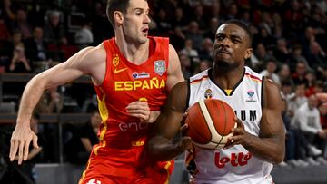 Charleroi (Belgium), 25/02/2024.- Xabi Lopez Arostegui (L) of Spain in action with Retin Obashohan (R) of Belgium during the FIBA EuroBasket 2025 qualifiers group C basketball match between Belgium and Spain in Charleroi, Belgium, 25 February 2024. (Baloncesto, B¨¦lgica, Espa?a) EFE/EPA/FREDERIC SIERAKOWSKI