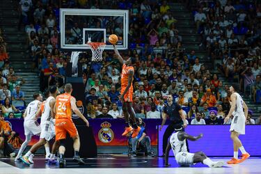 El Valencia tira la puerta con el supertalento de De Larrea
