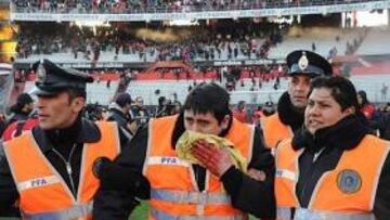 <b>DISTURBIOS Y DESTROZOS. </b>La ira de los hinchas se desató primero contra el mobiliario del estadio y la Policía tuvo que intervenir con agua y gases lacrimógenos.