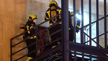 Los bomberos en el Hospital Puerta del Mar.