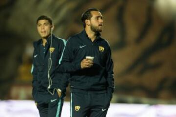 Los jugadores de Pumas salen al reconocimiento de cancha.