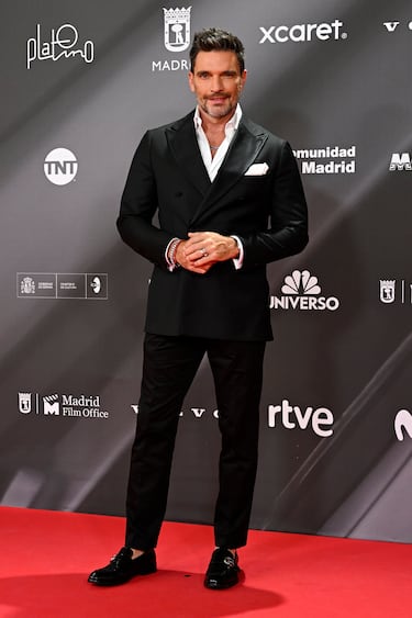 Julián Gil posa en la alfombra roja. 