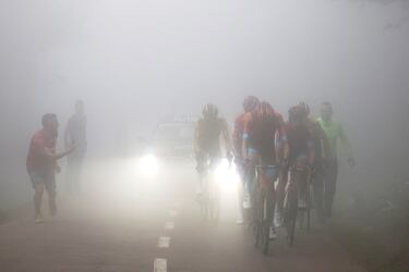 La 17ª etapa de La Vuelta 2023 tuvo ayer un imponente final como es el temible Angliru asturiano. Antes de que Primoz Roglic alzara los brazos en su cima, Woet Poels (Bahrain-Victorious) condujo durante buena parte de la ascensión al grupo de favoritos, en el que a su rueda se mantuvo Mikel Landa, el mejor español del día (4º).