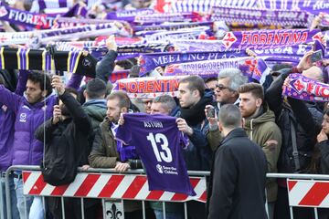 Miles de personas, seguidores y representantes pol赤ticos y del mundo del f迆tbol dieron hoy su 迆ltimo adi車s a Astori.