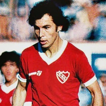 De 1972 a 1991 el equipo de Independiente tuvo en el mediocampo a un jugador argentino que marcó una época. Disputó 706 encuentros.