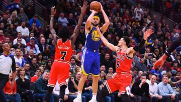 Oct 29, 2018; Chicago, IL, USA; Golden State Warriors guard Klay Thompson (11) shoots the ball against Chicago Bulls forward Justin Holiday (7) and guard Zach LaVine (8) during the second half at the United Center. Mandatory Credit: Mike DiNovo-USA TODAY Sports