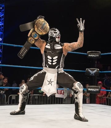 Pentagón Jr., presume el campeonato Mundial de Impact Wrestling.