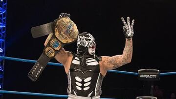 Pentagón Jr., presume el campeonato Mundial de Impact Wrestling.