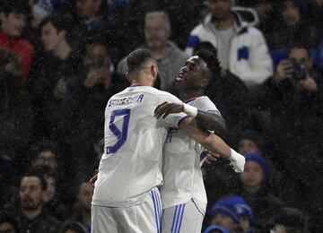 0-1. Karim Benzema celebra el primer gol con Vinicius.
