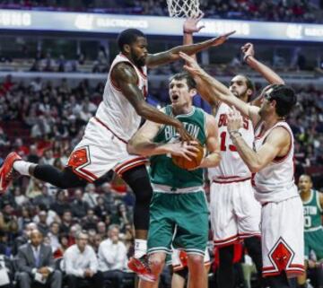 Tyler Zeller, flanqueado por tres jugadores de los Celtics.