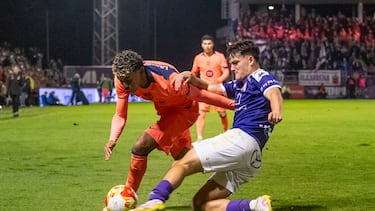 GUADALAJARA, 16/12/2025.- El delantero del FC Barcelona, Lamine Yamal (i), intenta llevarse el balón ante el defensor del CD Guadalajara durante el encuentro correspondiente a los dieciseisavos de final de la Copa del Rey que disputan hoy martes el CD Guadalajara y el FC Barcelona en el estadio Pedro Escartín, en Guadalajara. EFE / Nacho Izquierdo.