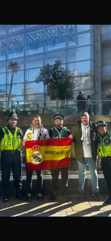 Posaron con su bandera junto a unos agentes de la policía británica ataviados con el característico casco de custodio.