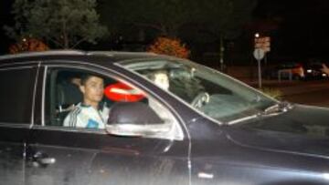 Los cinco jugadores que 'perdieron' el autobús, en el momento de su llegada al hotel.