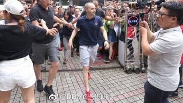 China tambi¨¦n es de Iniesta: ?locura en el aeropuerto por ¨¦l!