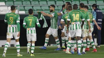 Los jugadores celebran el gol de Fekir. 