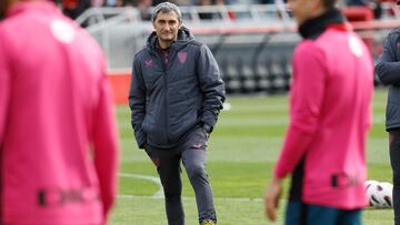 LEZAMA (BIZKAIA), 25/03/2024.-El entrenador del Athletic de Bilbao, Ernesto Valverde (c), supervisa el entrenamiento que el club rojiblanco ha celebrado este lunes en sus instalaciones de Lezama (Bizkaia), abierto al público, preparatorio del partido liguero del próximo domingo ante el Real Madrid en el Santiago Bernabéu. EFE/Miguel Toña
