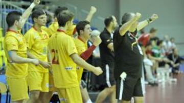 El banquillo español celebra la quinta victoria consecutiva.