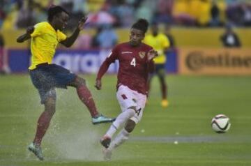 Ecuador's defender Juan Paredes (L) and Bolivia's Alejandro Leonel Morales vie for the ball during the Russia 2018 FIFA World Cup South American Qualifiers football match, at the Estadio Olimpico Atahualpa stadium in Quito, on October 13, 2015.   AFP PHOTO / RODRIGO BUENDIA