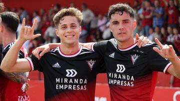 Rodrigo Riquelme y Sergio Camello con el Mirandés.
