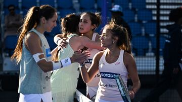 Marta Ortega felicita a Claudia Jensen, y detrás Marta y Jessica.