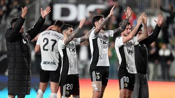 Los jugadores del Burgos saludan a su afición después de un partido.
