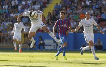 Chicharito marca el 0-2 de cabeza. 