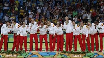 Las jugadoras de la Selecci&oacute;n espa&ntilde;ola con la medalla de plata.