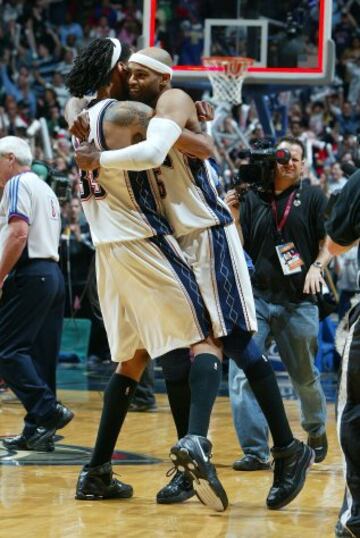 Vince Carter y Mikki Moore de los New Jersey Nets en 2007.