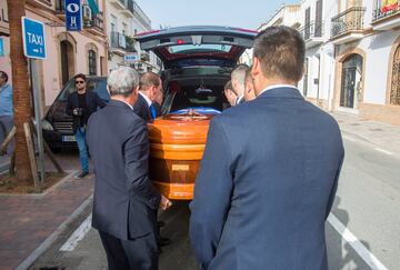 El fretro de Jess Quintero es trasladado al cementerio de San Juan del Puerto (Huelva) tras la misa funeral. 