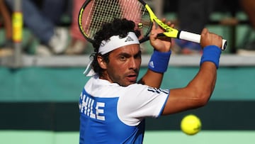 El jugador de Chile Gonzalo Lama devuelve la bola a Santiago Giraldo