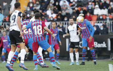 Carlos Soler marca el 1-3 al Barcelona. 