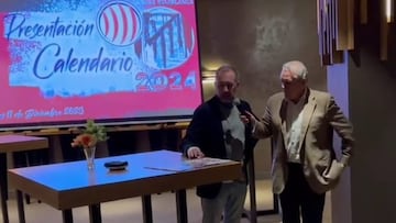 Francis Magán presenta, junto al periodista Miguel Ángel Guijarro, los nuevos calendarios de la Unión Internacional de Peñas del Atlético.