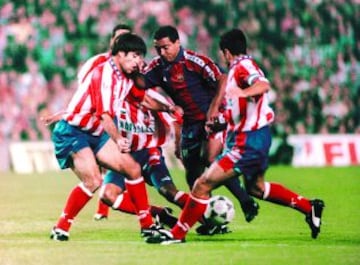 Partido de Liga entre el Atlético de Madrid-Barcelona. Los rojiblancos remontan un 0-3 y se llevan el encuentro por 4-3. Romario intenta irse de Solozábal y varios jugadores atléticos.