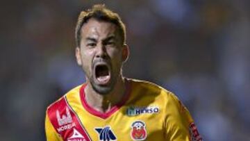 El paraguayo Pablo Vel&aacute;zquez anot&oacute; el primer tanto de Morelia sobre Chivas y lo festej&oacute; efusivamente.