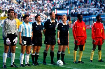 Nery Pumpido se coronó campeón del mundo en 1986 y jugó su último Mundial cuatro años después. En la imagen, junto a Diego Maradona antes de enfrentar a Camerún en Italia '90.