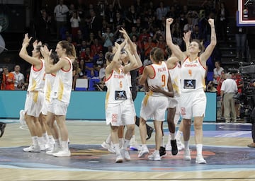 Las jugadoras españolas celebran su medalla de bronce tras ganar a Bélgica  67-60.