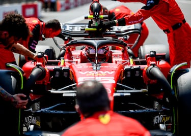 Mecánicos de Ferrira ponen a punto el automóvil de Carlos Sainz antes de la carrera.