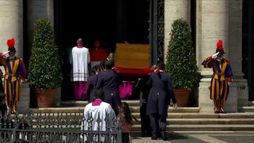 Pope’s casket makes historic arrival at St. Mary Major Basilica for burial