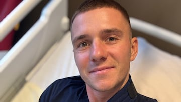 El ciclista belga Remco Evenepoel posa con el brazo en cabestrillo tras el accidente que sufrió mientras entrenaba.