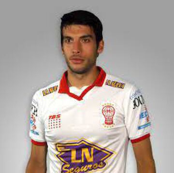 En 2015, el defensor tuvo su única experiencia en el extranjero. Jugó en Huracán. También ha pasado por Everton de Viña del Mar, Deportes Iquique y Barnechea.
