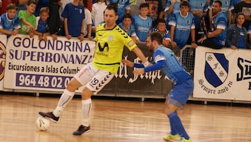 Cardinal protege el bal&oacute;n en el primer partido.