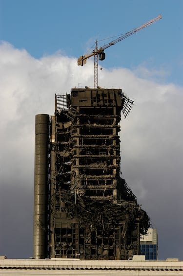 Las llamas estuvieron envolviendo al edificio durante toda la noche. Sobre las 11 de la mañana del día siguiente los bomberos que estaban trabajando en la zona comunicaron que el fuego estaba controlado. A pesar de ello, existieron focos activos hasta el mediodía del 13 de febrero. 