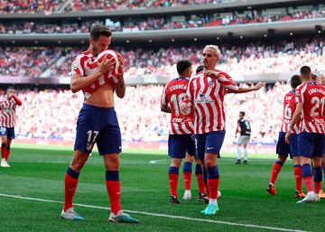 Atlético de Madrid 2-0 Osasuna | De Paul se metió de fuera a dentro, metió un pase filtrado raso a Saúl que se convirtió a media altura tras el roce de Moncayola. El alicantino controló orientado con el pecho y sentenció con la diestra por la escuadra