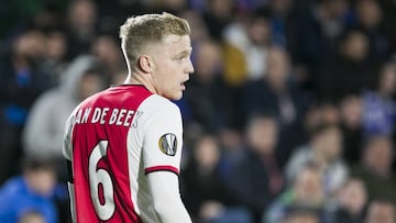 Real Madrid: Van de Beek agent explains options for player