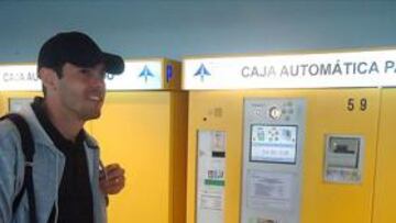 Kaká llega a Madrid "feliz" pero con 2 horas de retraso