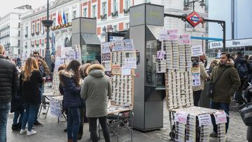 DVD 874 (8/12/17) Reportaje sobre loteria de navidad en Madrid. En esta imagen, puesto de venta de loteria en la Puerta del Sol. © Carlos Rosillo .