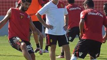 Caparrós dirige una intensa primera sesión en Mallorca