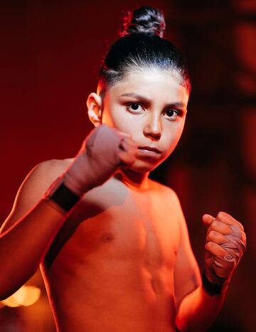 Ryan Martinez es un luchador amateur de tan solo diez años que busca obtener su segundo cinturón en la categoría de peso de 65 libras en una próxima pelea. Las fotografías  son un posado para “Chapito's Boxing Gym.