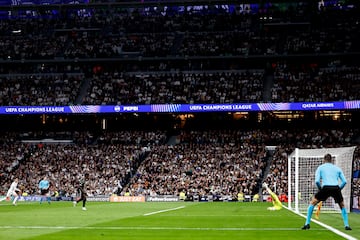 Letexier señaló pena máxima por el agarrón de Asencio a Mikel Merino. El encargado de tirarlo fue Saka y una mano espectacular de Courtois evitó el 0-1.