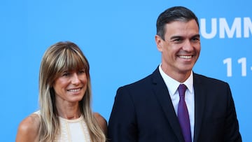 FILE PHOTO: Spanish Prime Minister Pedro Sanchez and his wife Begona Gomez arrive at a dinner hosted by Lithuanian President Gitanas Nauseda, during a NATO leaders summit in Vilnius, Lithuania July 11, 2023. REUTERS/Yves Herman/File Photo